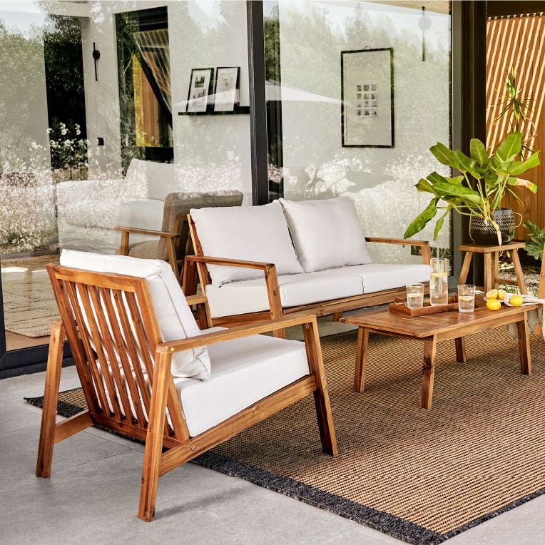 Sofá de madera y muebles de terraza con alfombra